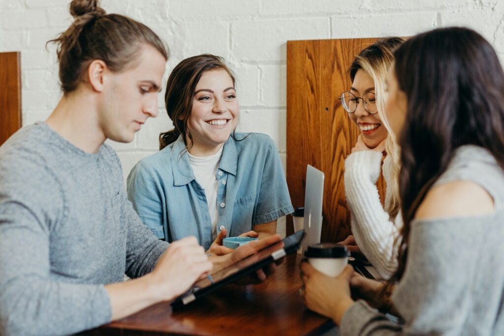 Un groupe d'étudints au café